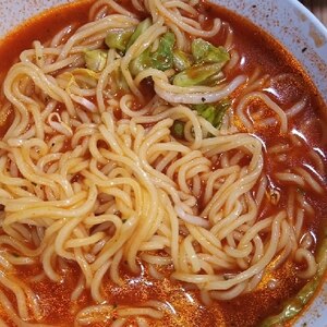 海老とコーンとブロッコリーの辛うまトマト塩ラーメン